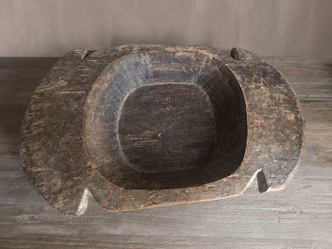 Oude handgesneden houten deegschaal met grepen, detail 3