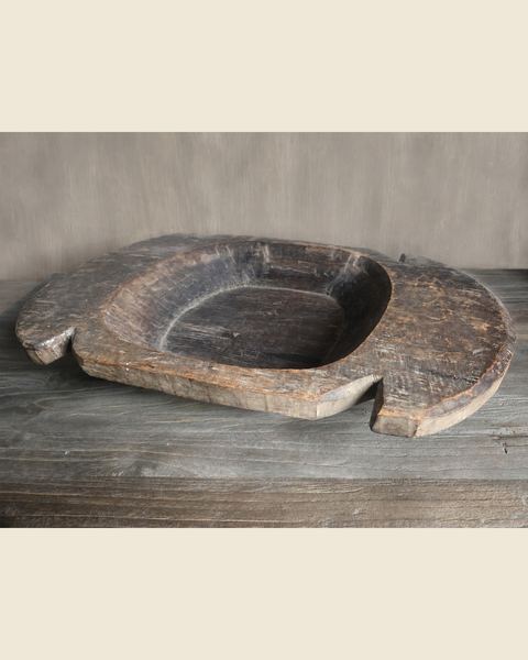Oude handgesneden houten deegschaal met grepen, Atelierselectie, bij Mahieu&Merckx