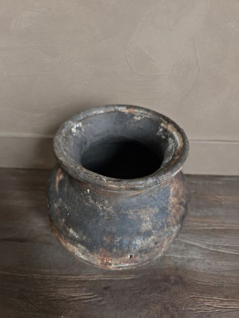 Karaktervolle vintage aardewerken pot met verweerd patina, detail 2
