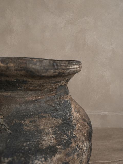 Karaktervolle vintage aardewerken pot met verweerd patina, detail 3