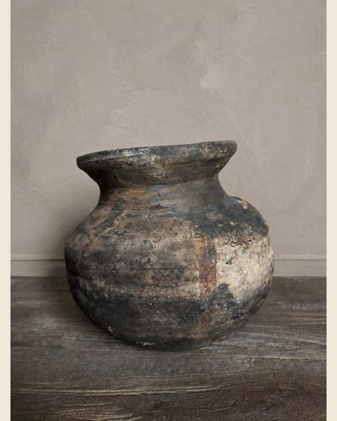 Karaktervolle vintage aardewerken pot met verweerd patina, Atelierselectie, bij Mahieu&Merckx