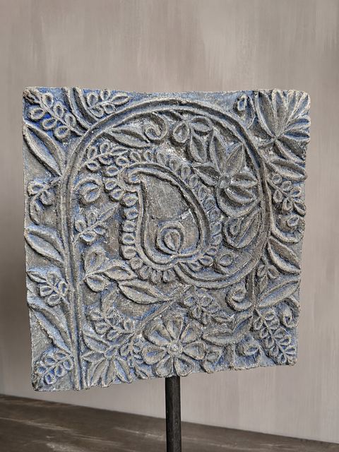 Oude houten textielstempel op metalen standaard, detail 2