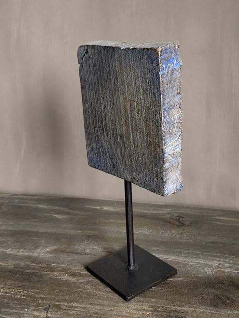 Oude houten textielstempel op metalen standaard, detail 3