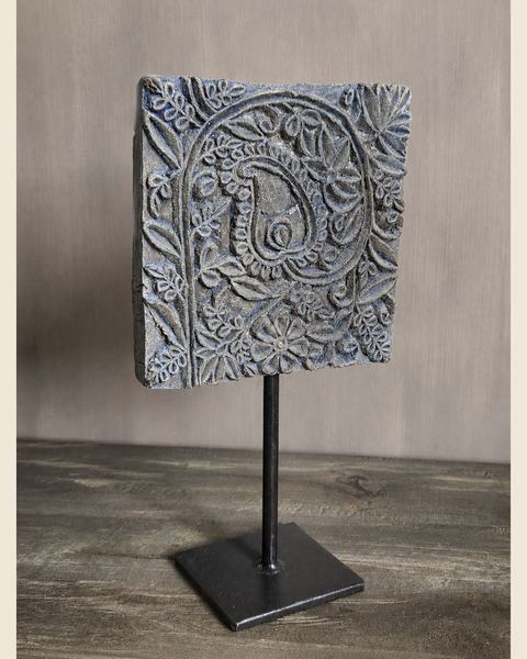 Oude houten textielstempel op metalen standaard, Atelierselectie, bij Mahieu&Merckx