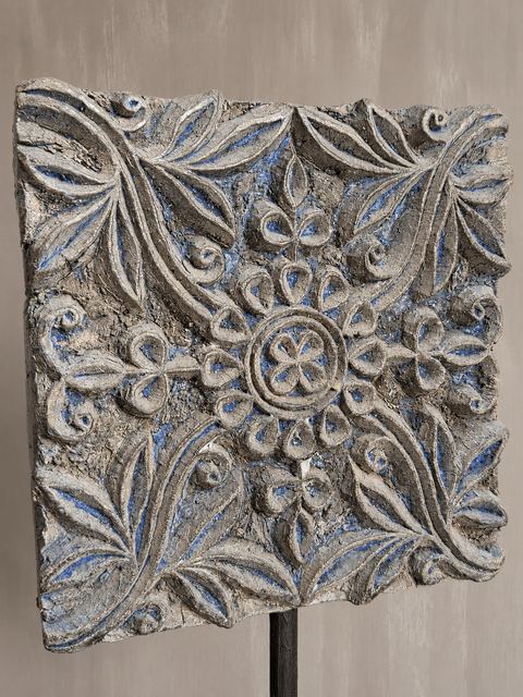 Oude houten textielstempel op metalen standaard, detail 2