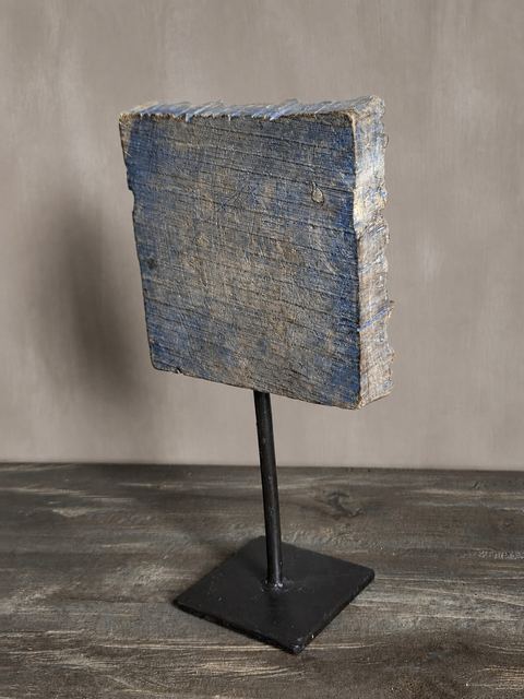Oude houten textielstempel op metalen standaard, detail 3