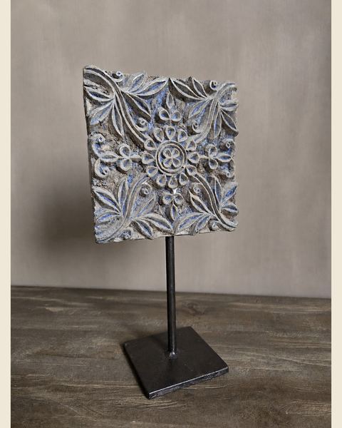 Oude houten textielstempel op metalen standaard, Atelierselectie, bij Mahieu&Merckx