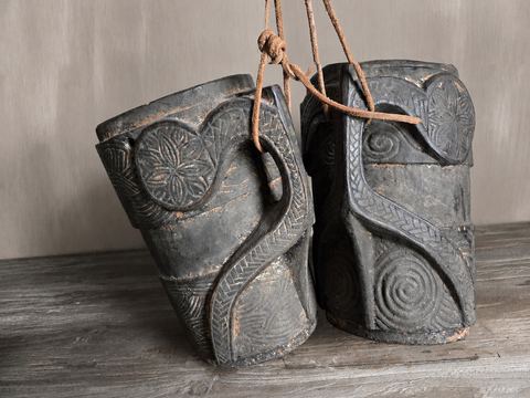 Koppel handgesneden houten potten met leren koord, detail 2