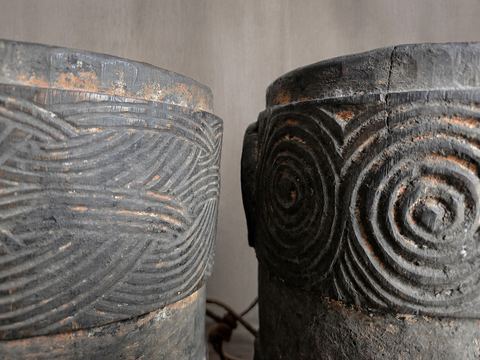 Koppel handgesneden houten potten met leren koord, detail 3