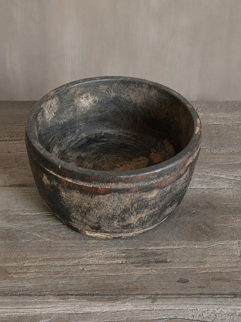 Rustieke houten kom met donkere patina, detail 2