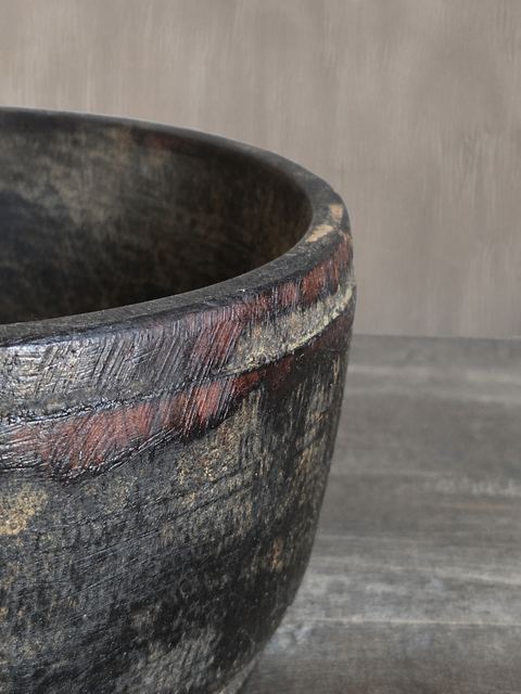Rustieke houten kom met donkere patina, detail 3