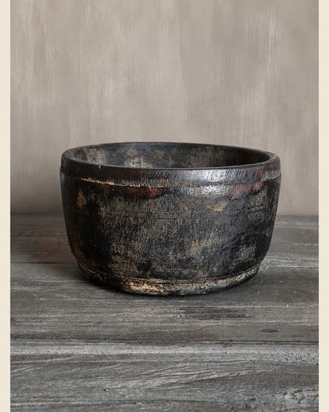 Rustieke houten kom met donkere patina, Atelierselectie, bij Mahieu&Merckx