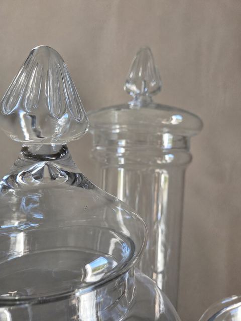 Set van 3 glazen apothekerspotten met sierlijke deksels, detail 3