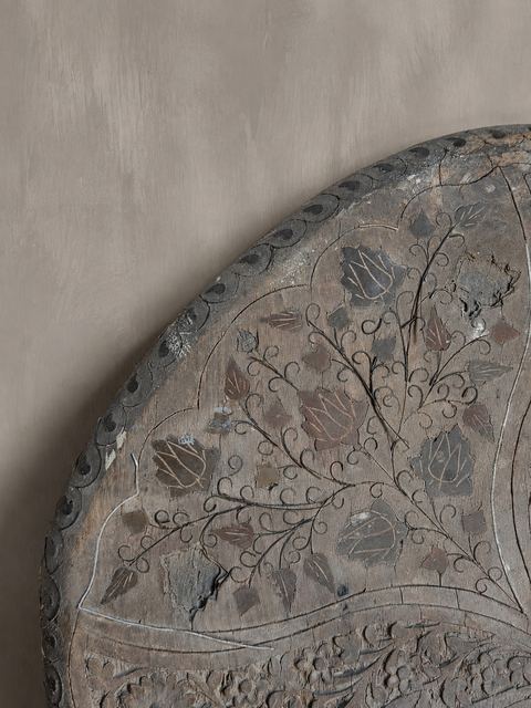 Decoratief houten wandpaneel met uitgesneden bloemmotief, detail 2