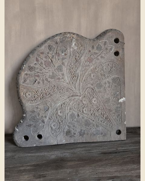 Decoratief houten wandpaneel met uitgesneden bloemmotief, Atelierselectie, bij Mahieu&Merckx