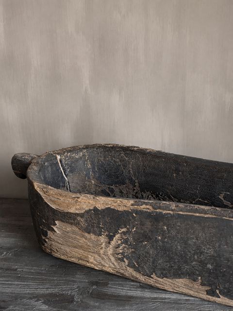 Oude houten trog met handgrepen en donkere patina, detail 2