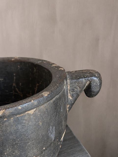 Oude houten trog met handgrepen en donkere patina, detail 3