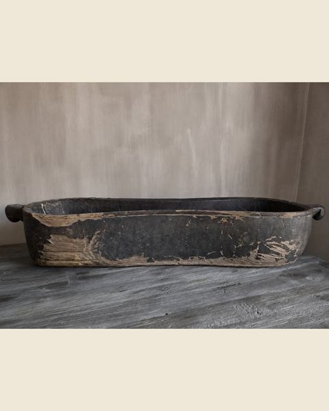 Oude houten trog met handgrepen en donkere patina, Atelierselectie, bij Mahieu&Merckx