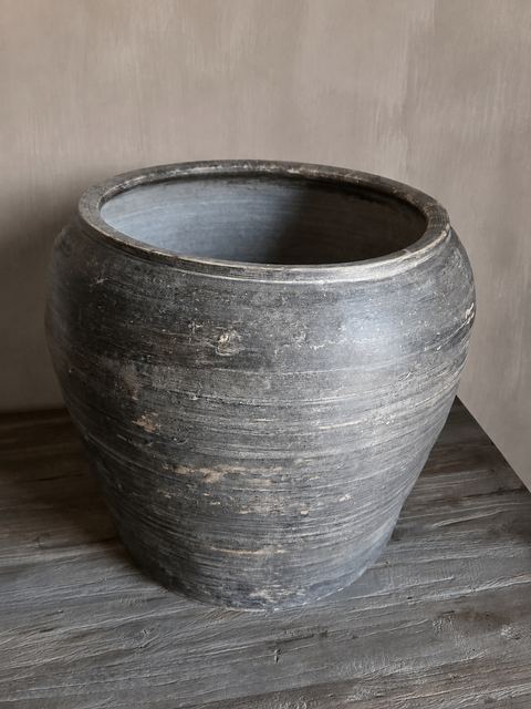 Grote oude aardewerken pot met zwarte patina, detail 2