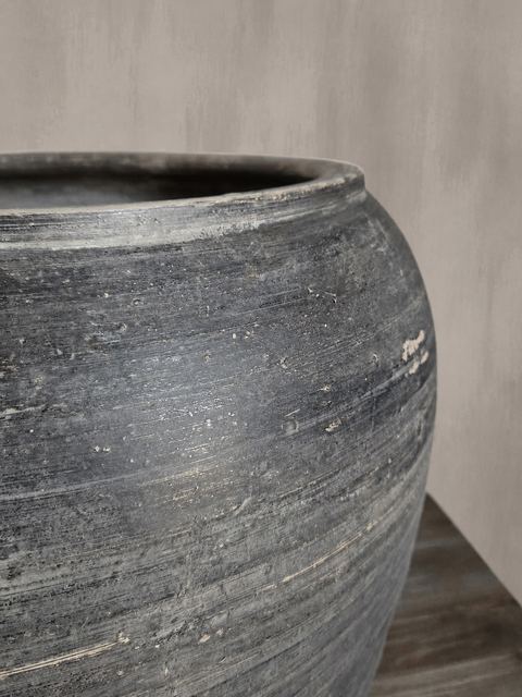 Grote oude aardewerken pot met zwarte patina, detail 3