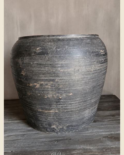 Grote oude aardewerken pot met zwarte patina, Atelierselectie, bij Mahieu&Merckx
