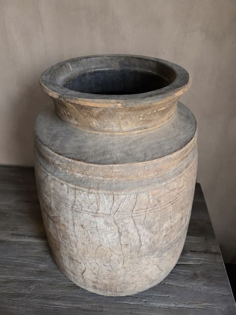 Grote authentieke houten pot met lichte patina, detail 2