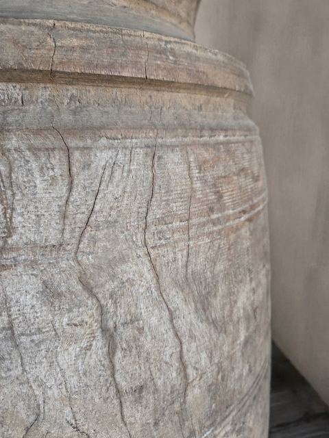 Grote authentieke houten pot met lichte patina, detail 3