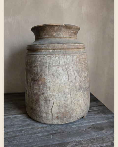 Grote authentieke houten pot met lichte patina, Atelierselectie, bij Mahieu&Merckx