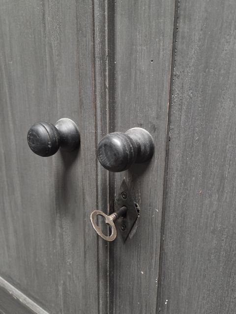 Oude landelijke kast in verweerd grijs – 4 deuren, detail 3
