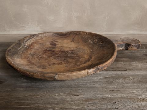 Doorleefde houten schaal met handvat, detail 2