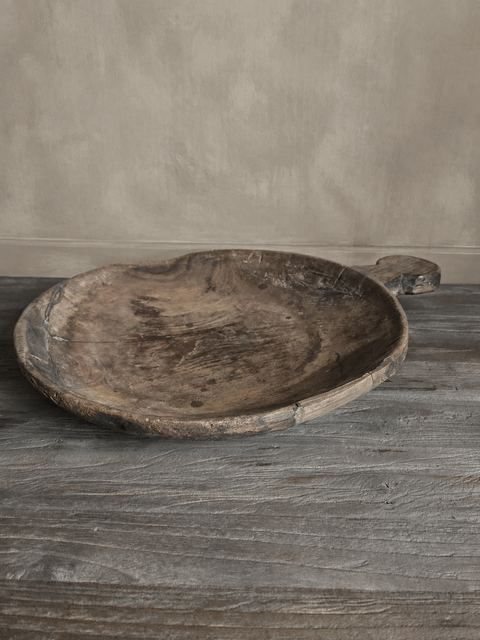 Doorleefde houten schaal met handvat, detail 3