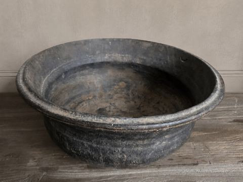 Authentieke aardewerken schaal met donkere patina, detail 2