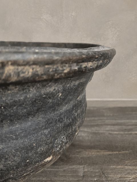 Authentieke aardewerken schaal met donkere patina, detail 3