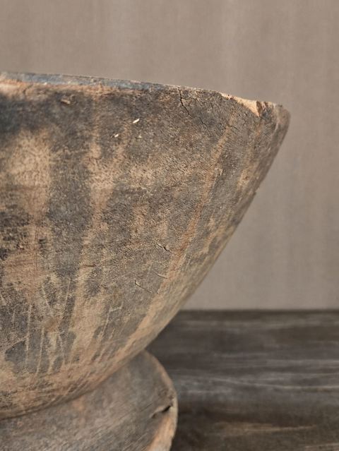 Authentieke houten schaal op voet, detail 3