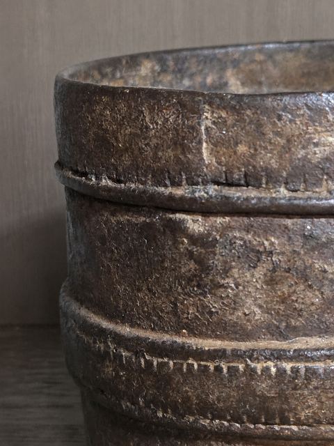 Indiase ijzeren graanpot, detail 2