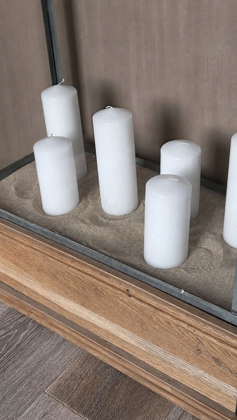 Glazen kaarsenbak op houten sokkel, detail 2