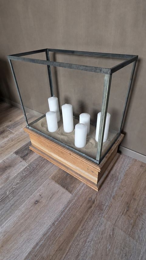 Glazen kaarsenbak op houten sokkel, detail 3