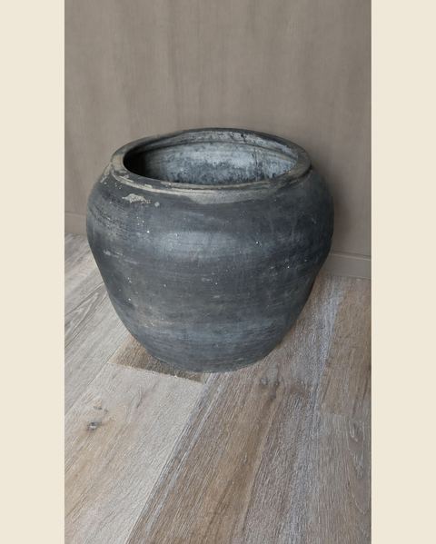 Grote oude aardewerken pot met zwarte patina, Atelierselectie, bij Mahieu&Merckx