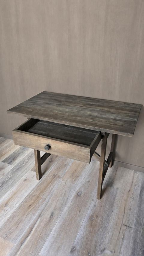 Oud houten bureau met lade, detail 2