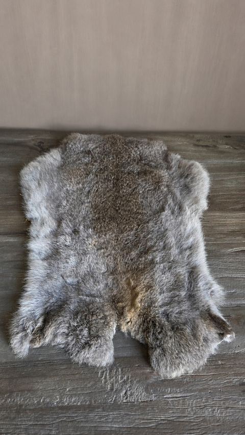 Naturel konijnenvel grijsbruin, detail 2