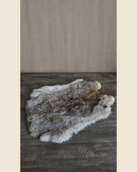 Naturel konijnenvel grijsbruin, Atelierselectie, bij Mahieu&Merckx