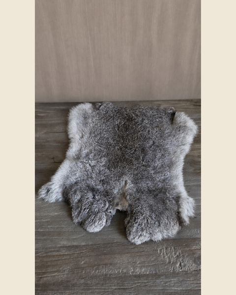 Naturel konijnenvel grijsbruin, Atelierselectie, bij Mahieu&Merckx