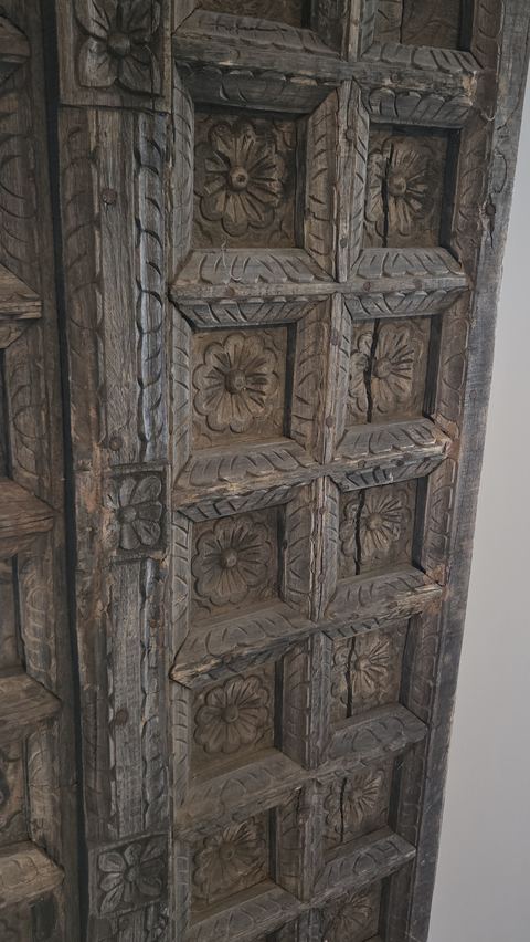 Groot houten wandpaneel met houtsnijwerk, detail 3