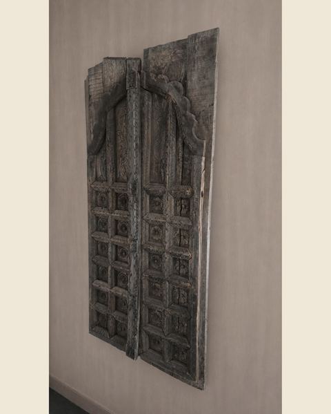 Groot houten wandpaneel met houtsnijwerk, Atelierselectie, bij Mahieu&Merckx