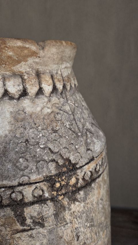 Oude houten kruik met snijwerk, detail 2