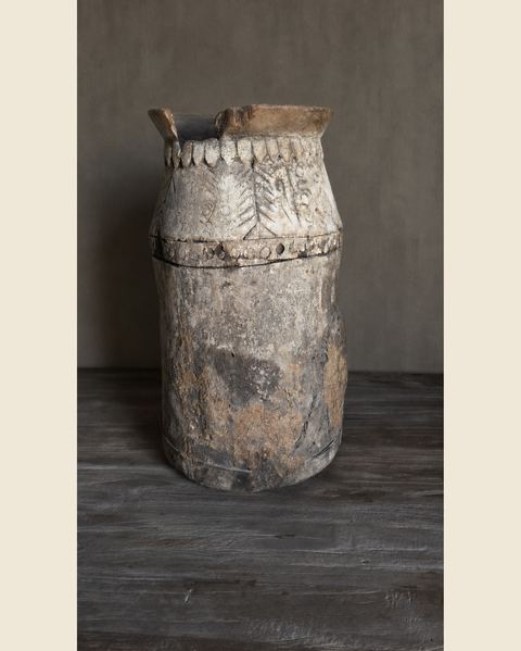 Oude houten kruik met snijwerk, Atelierselectie, bij Mahieu&Merckx