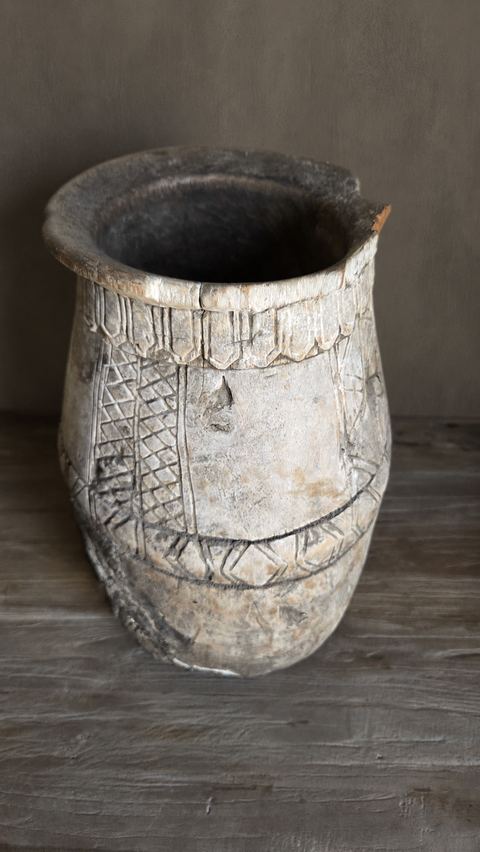 Oude houten kruik met snijwerk, detail 3