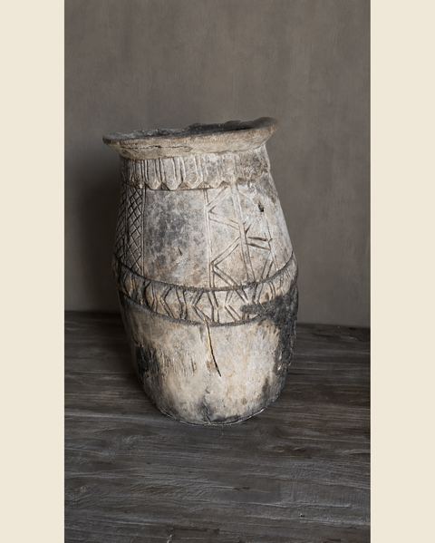 Oude houten kruik met snijwerk, Atelierselectie, bij Mahieu&Merckx