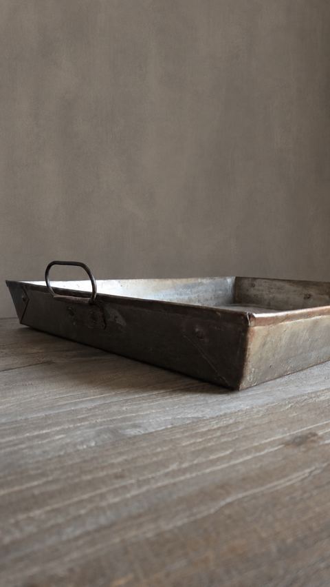 Metalen tray met handgrepen, detail 3