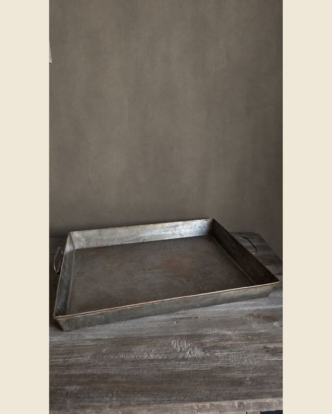 Metalen tray met handgrepen, Atelierselectie, bij Mahieu&Merckx